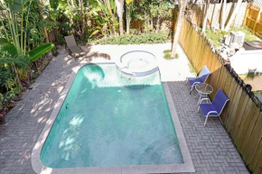 House with pool close to shopping and beach